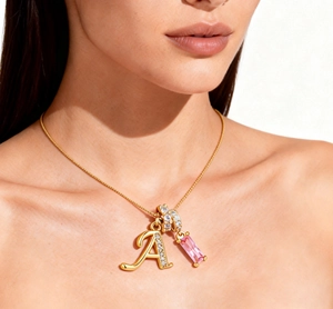 Primer plano de collar chapado en oro 18K con letra A de circón y colgante rosa