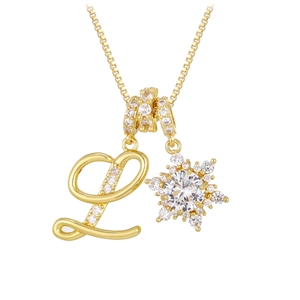 Nahaufnahme der goldenen Boxkette mit L-Anhänger und Schneeflocken-Zirkonia-Charme