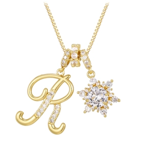 Detailansicht der goldenen Alphabet R Kette mit funkelndem Zirkonia-Schneeflockenanhänger
