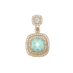 Dettaglio macro di una collana placcata oro con gemma verde quadrata e zirconi brillanti