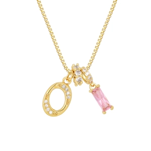 Detalle de collar oro 18K con letra O micro-pave y gema rosa rectangular de moda