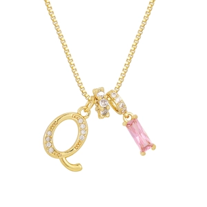 Detalle del collar chapado en oro de 18K con circón rosa y colgantes de letra Q