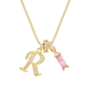 Detalle del collar de oro de 18K con letra R y colgante de circonita rosa rectangular