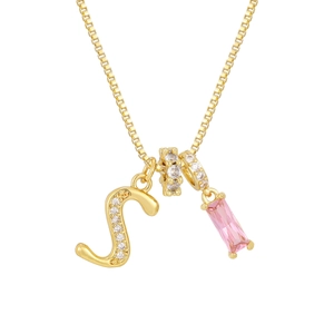 Detalle de colgante letra S bañado en oro 18K con gema rosa y cadena de caja