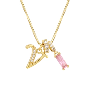 Detalle de cadena box bañada en oro 18K con colgante letra V y piedra de circón rosa