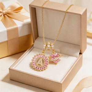 Collar con Colgante de Planeta de Corazón Rosa de Diamantes de Imitación de Cobre de Lujo Ligero para Mujer Joyería de Moda con Cadena de Caja de Letras Iniciales del Alfabeto