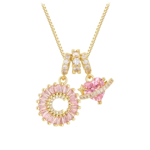 Collar dorado con letra C de circonitas rosas y colgante de corazón de Saturno