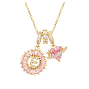 Detalle de collar de oro con letra E de flores de circón rosa y colgante de corazón