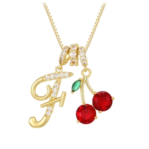 Detalle del collar de cereza dorado con letra F y cerezas de piedras rojas finas