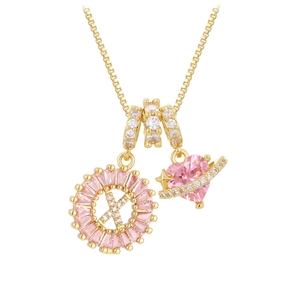 Collar de cobre chapado en oro con colgantes de corazón y flores de circonita rosa