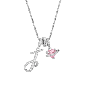 Dettaglio pendente lettera J e cuore Saturno rosa con pavé di zirconi bianchi