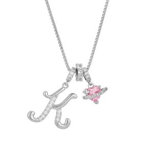 Dettaglio del ciondolo lettera K con cuore rosa e Saturno su catena in argento