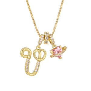 Collana in oro con lettera U e ciondolo a cuore rosa scintillante su catena sottile