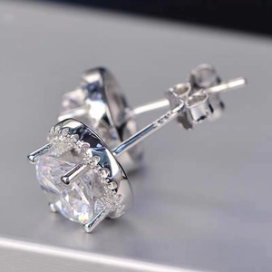 Détail d'une boucle d'oreille en argent S925 avec un grand oxyde de zirconium rond