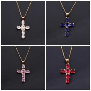 Collana con pendente a croce con zirconi cubici colorati su catena dorata
