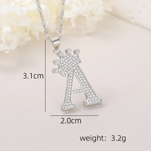 Vue détaillée du pendentif couronne lettre A en argent avec dimensions 3,1cm x 2,0cm