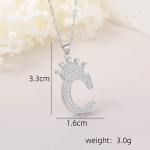 Détail macro du pendentif lettre C argenté avec couronne et pavé de zircones
