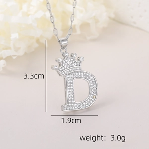 Détail macro du pendentif lettre D à couronne avec zircons et dimensions réelles