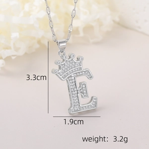 Détail du pendentif lettre E avec couronne en cuivre serti de zircons cubiques blancs