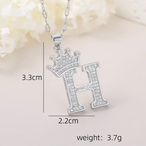 Vue détaillée du pendentif lettre H avec couronne et dimensions 3,3 cm sur 2,2 cm