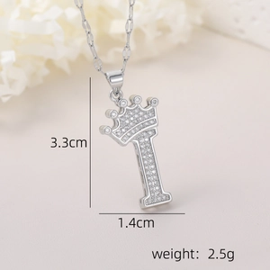 Vue détaillée du collier pendentif lettre I avec couronne et zircons argentés