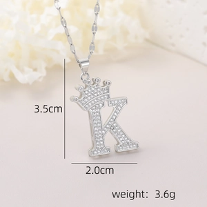 Vue macro du pendentif lettre K avec couronne montrant 3,5cm de haut et détails en zircone
