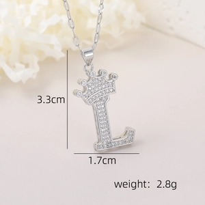 Détail du pendentif lettre L avec couronne et zircons mesurant 3,3 cm sur 1,7 cm