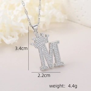 Gros plan du pendentif lettre M avec couronne en argent et pierres de zircone cubique