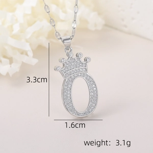 Détail du pendentif lettre O à couronne argentée avec dimensions 3,3 x 1,6 cm