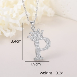 Détail du pendentif lettre P avec couronne et pavé de zircones cubiques brillants