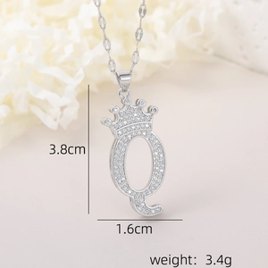 Détail du pendentif lettre Q argentée avec couronne, dimensions 3,8 cm et poids 3,4 g