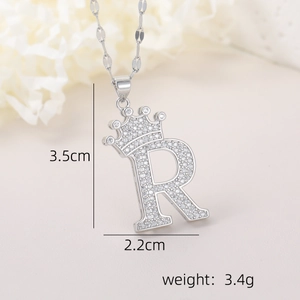 Vue macro du pendentif lettre R argentée avec couronne en zircons et dimensions du bijou