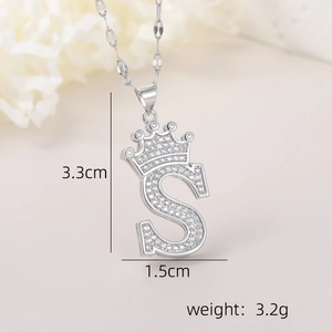 Vue détaillée du pendentif lettre S argenté avec couronne et zircons brillants