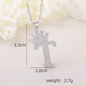 Détail du pendentif couronne lettre T argenté avec dimensions de 3,3 cm par 2,0 cm