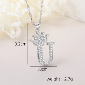 Détail du pendentif couronne lettre U avec des dimensions de 3,2 cm de haut et 1,8 cm de large