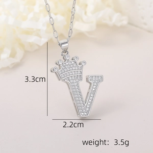 Détail du pendentif couronne lettre V en argent avec zircons incrustés taille 3,3cm