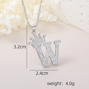 Vue détaillée du pendentif lettre W en argent avec couronne et dimensions 3,2cm x 2,4cm