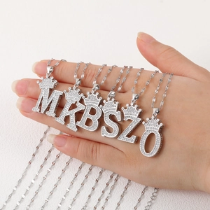 Collier avec pendentif lettre à couronne argentée et pavé de zircons cubiques brillants