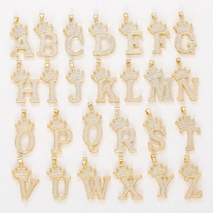 Pendentif alphabet doré avec couronne serti de zircons scintillants pour collier chic