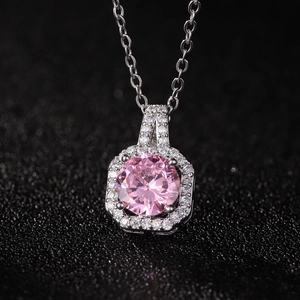 Minimalistische Silberkette mit quadratischem Halo-Anhänger und rosa Zirkonia auf Schwarz