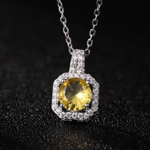Detailansicht eines achteckigen Anhängers mit gelbem Zirkon und Pavé-Diamanten