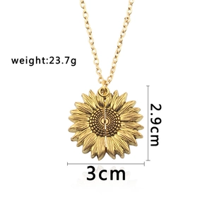 Détails du pendentif tournesol mesurant 3cm par 2,9cm avec un poids total de 23,7g
