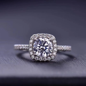 Bague halo avec zircone ronde en argent, sertissage pavé et contour carré brillant