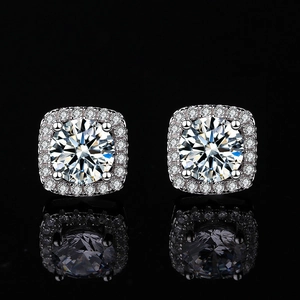 Vue détaillée de boucles d'oreilles carrées en argent avec halo de zircons cubiques