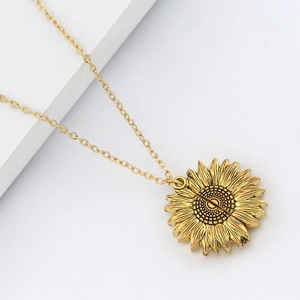 Collier médaillon tournesol doré vintage avec pétales multicouches sur fond blanc épuré