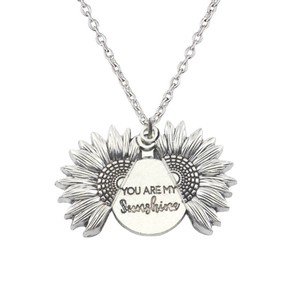 Détail du pendentif tournesol argenté ouvrant avec gravure You Are My Sunshine