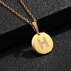 Collar de medallón dorado con letra H y circonitas micro-pavé en cadena elegante