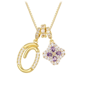 Détails du pendentif lettre O dorée et du trèfle en zircon violet sur chaîne