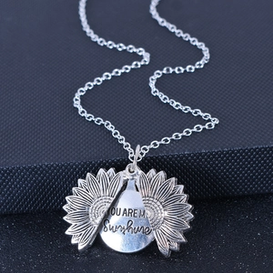 Collier avec pendentif tournesol double face ouvrant et gravure You Are My Sunshine