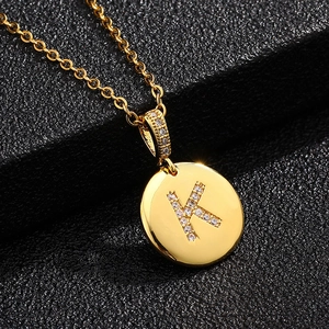 Elegante collar dorado con colgante circular de la letra K y circonitas incrustadas